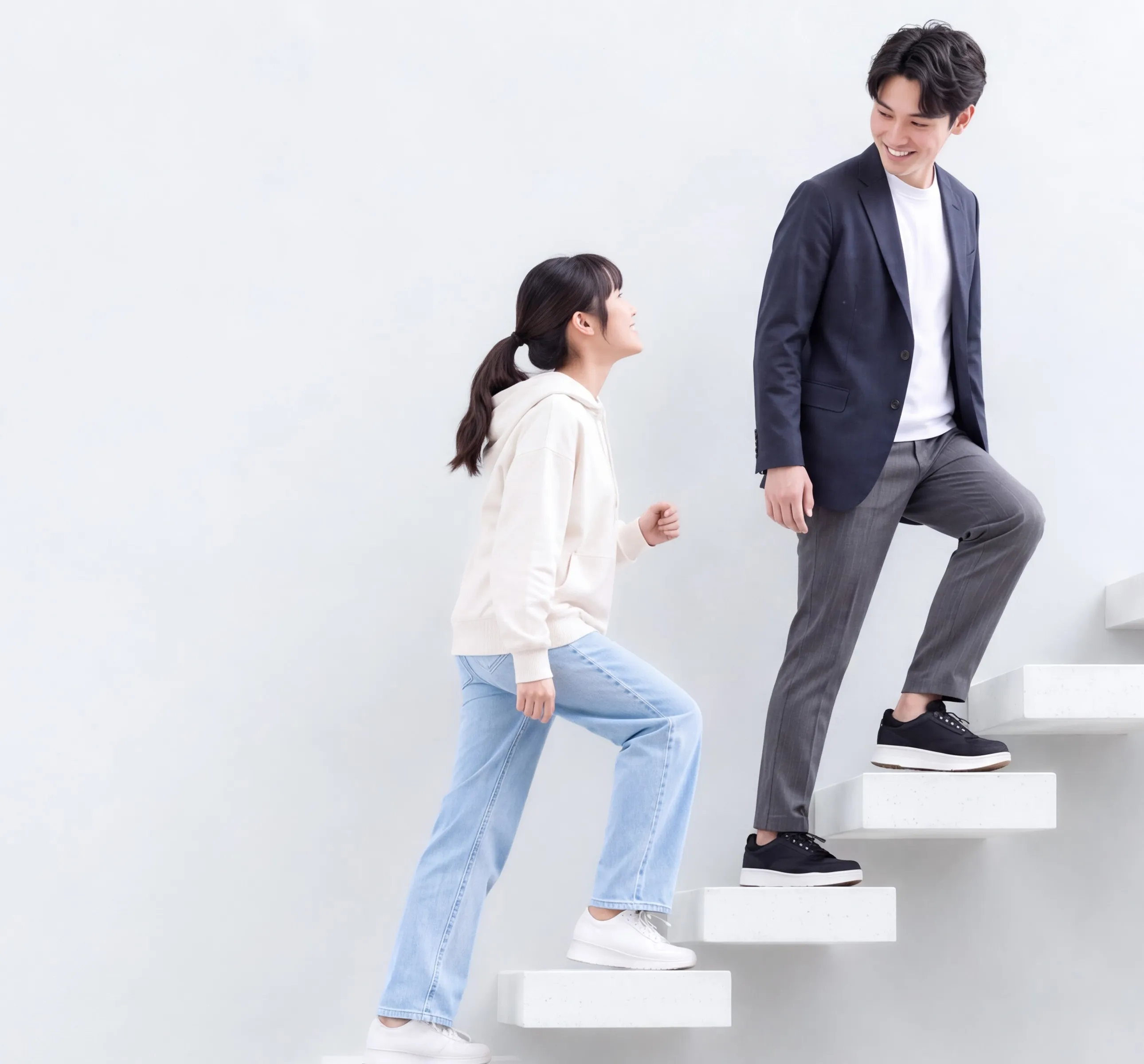 階段をのぼる生徒と講師